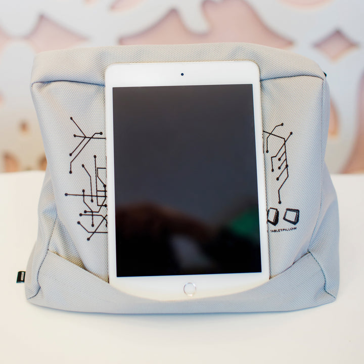 Tabletpillow Hitech with inner pockets for iPad / Tablet PC 
Silver / Black. Polyester. Silicone