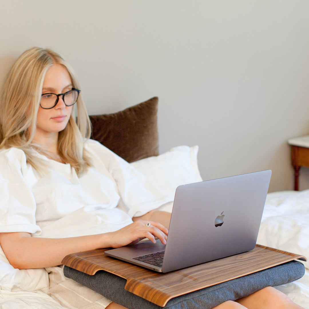 Laptray Anti-Slip. Large
Walnut wood
Salt & Pepper Gray cushion. Non-slip surface