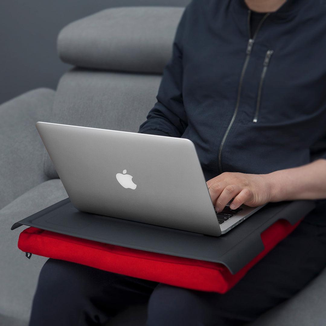 Laptray Anti-Slip. Large 
Matte Black tray. Red cushion 
Non-slip surface