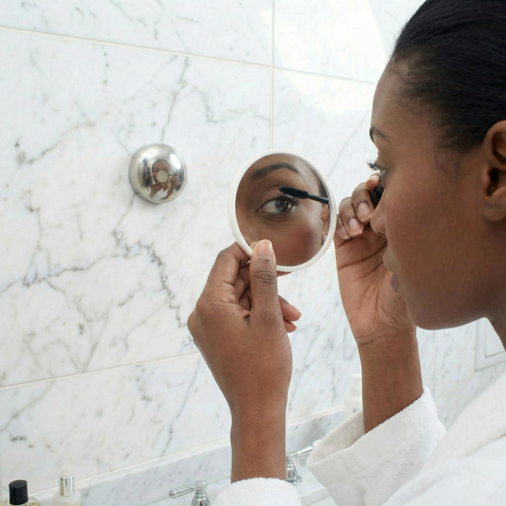 AirMirror™ Kompakter, abnehmbarer magnetischer Kosmetikspiegel 5x – Saugnapfbefestigung