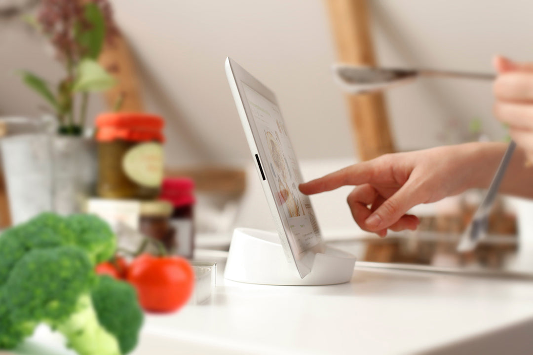 Kitchen Tablet Stand
Cookbook stand for Tablets and Smart Phones
White. Silicone