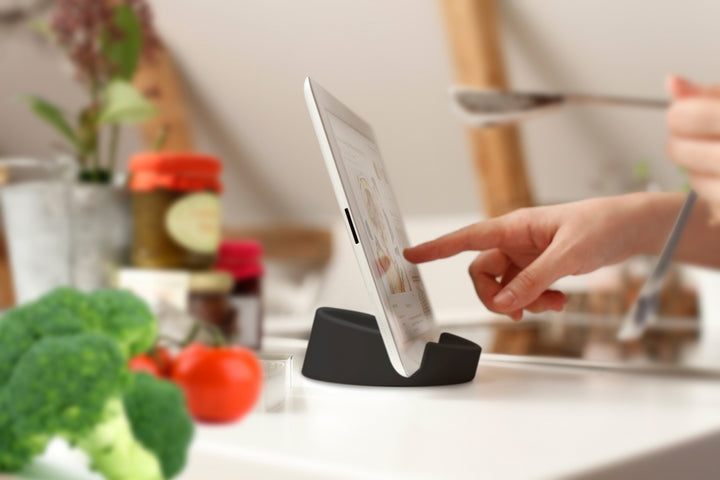 Kitchen Tablet Stand
Cookbook stand for Tablets and Smart Phones
Black. Silicone