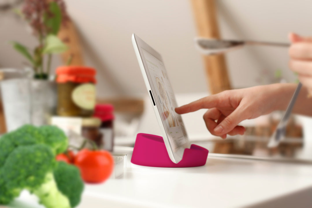 Kitchen Tablet Stand
Cookbook stand for Tablets and Smart Phones
Pink. Silicone (recyclable)