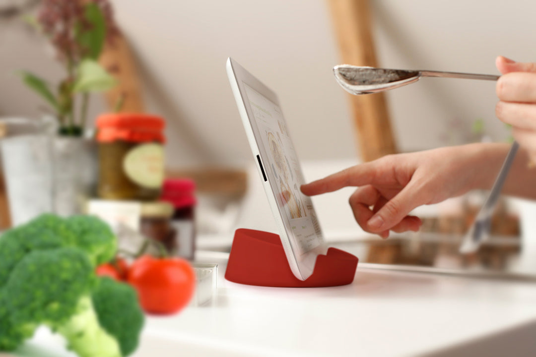 Kitchen Tablet Stand
Cookbook stand for Tablets and Smart Phones
Red. Silicone