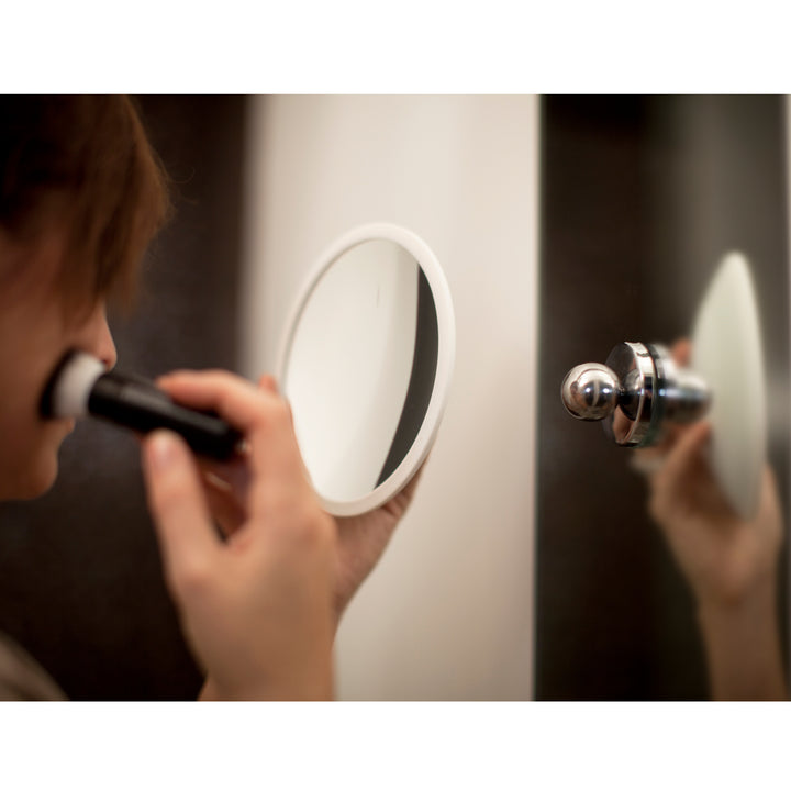 Detachable Make-up Mirror X15 AirMirror™ PLUS.
White. Hidden suction cup fitting. Magnetic fastener (Ø 16.5 cm)