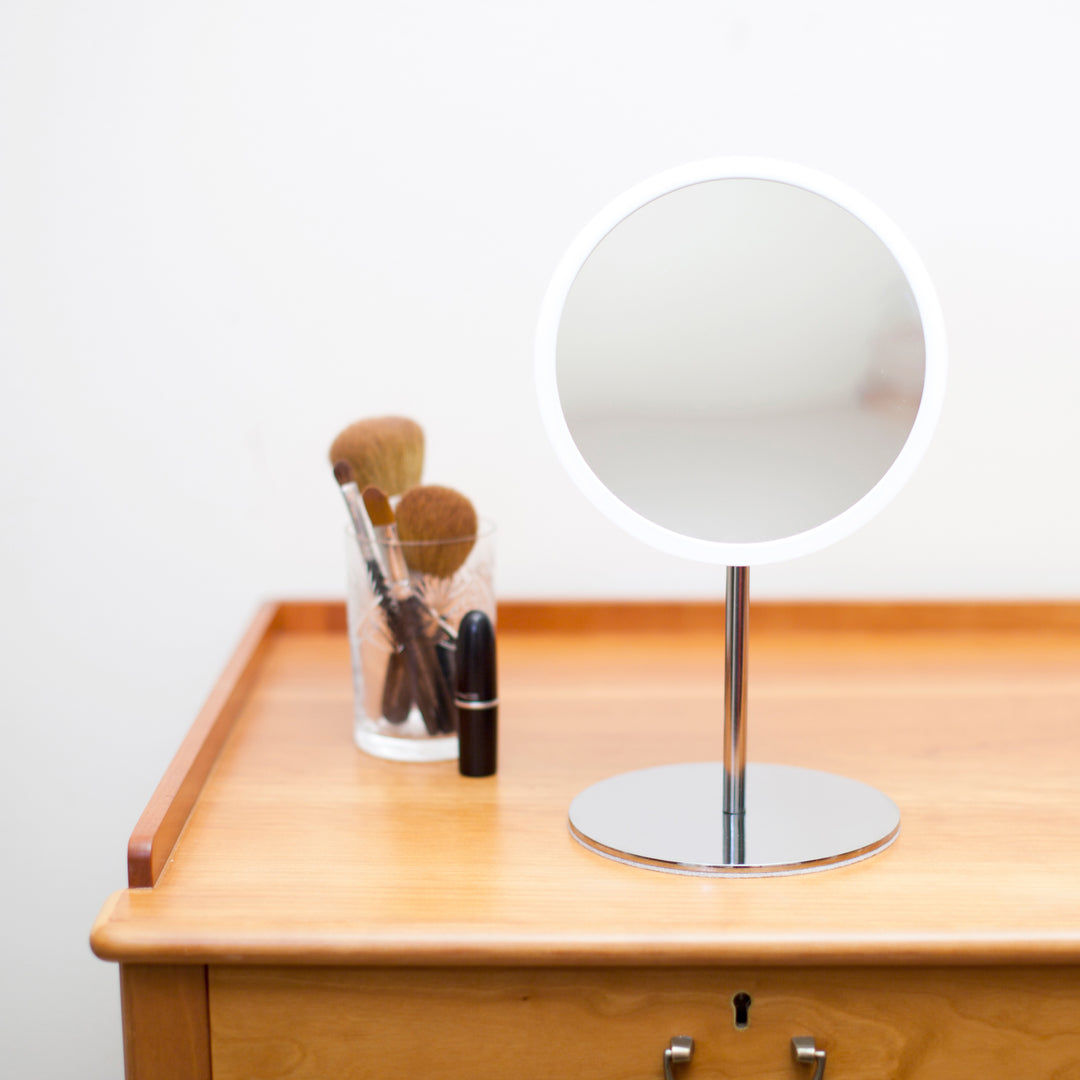 Detachable Make-up Mirror X5 AirMirror™ 
Table Stand. Chromed steel base. White Mirror
Magnetic fastener (Ø 16.5 cm)