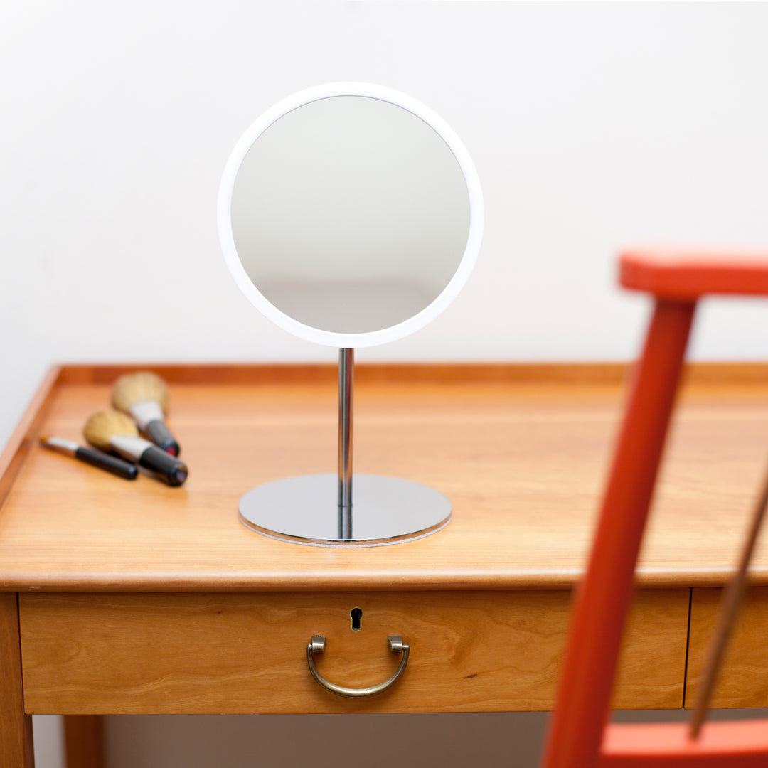 Detachable Make-up Mirror X5 AirMirror™ 
Table Stand. Chromed steel base. White Mirror
Magnetic fastener (Ø 16.5 cm)