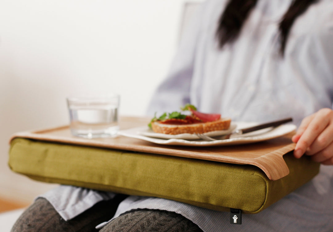 Mini Laptray
Willow wood
Olive Green cushion. Lacquered surface